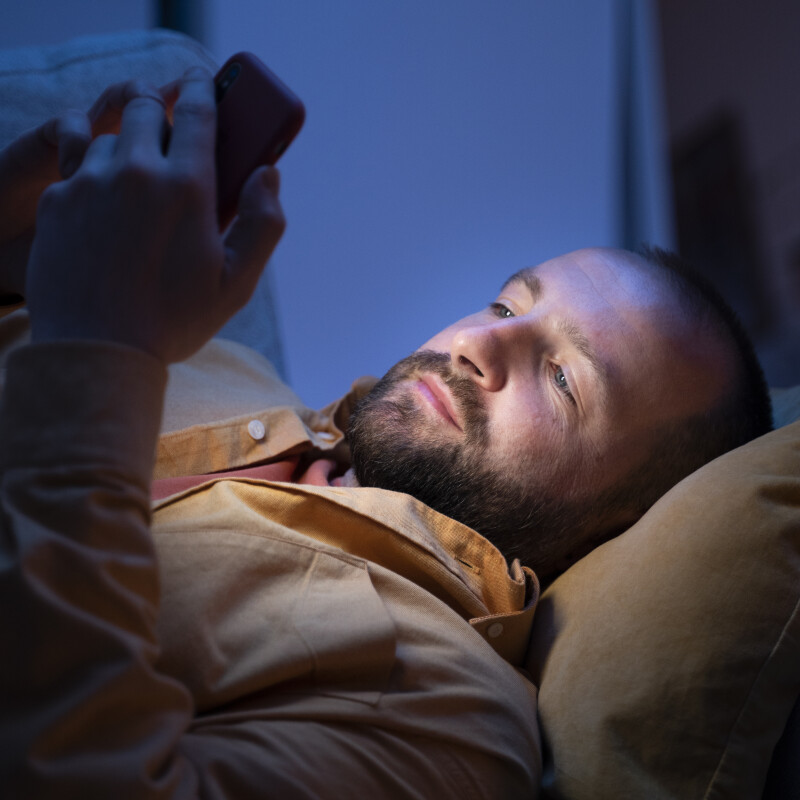 O impacto da tecnologia no sono e como reduzir o uso de telas antes de dormir