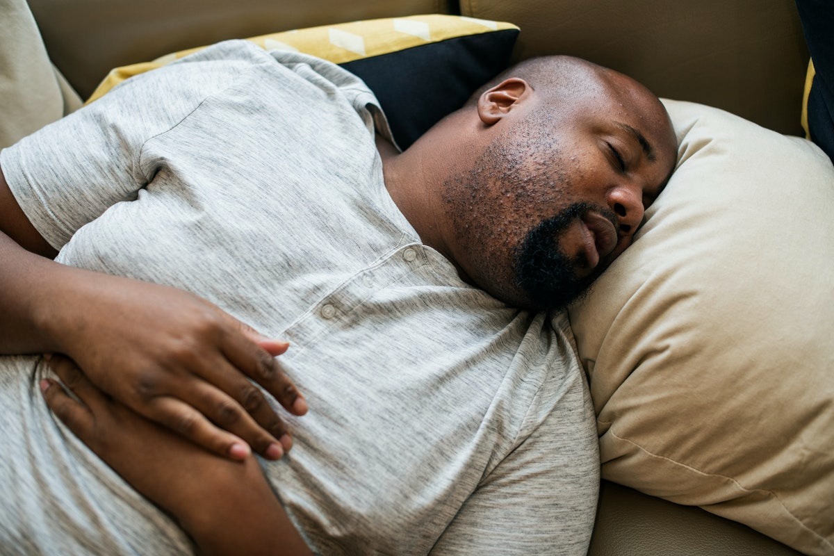 Posição para dormir após bariátrica: qual a mais confortável?