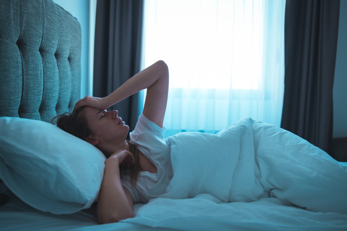 Como dormir com dor de cabeça? Dicas para não prejudicar o sono