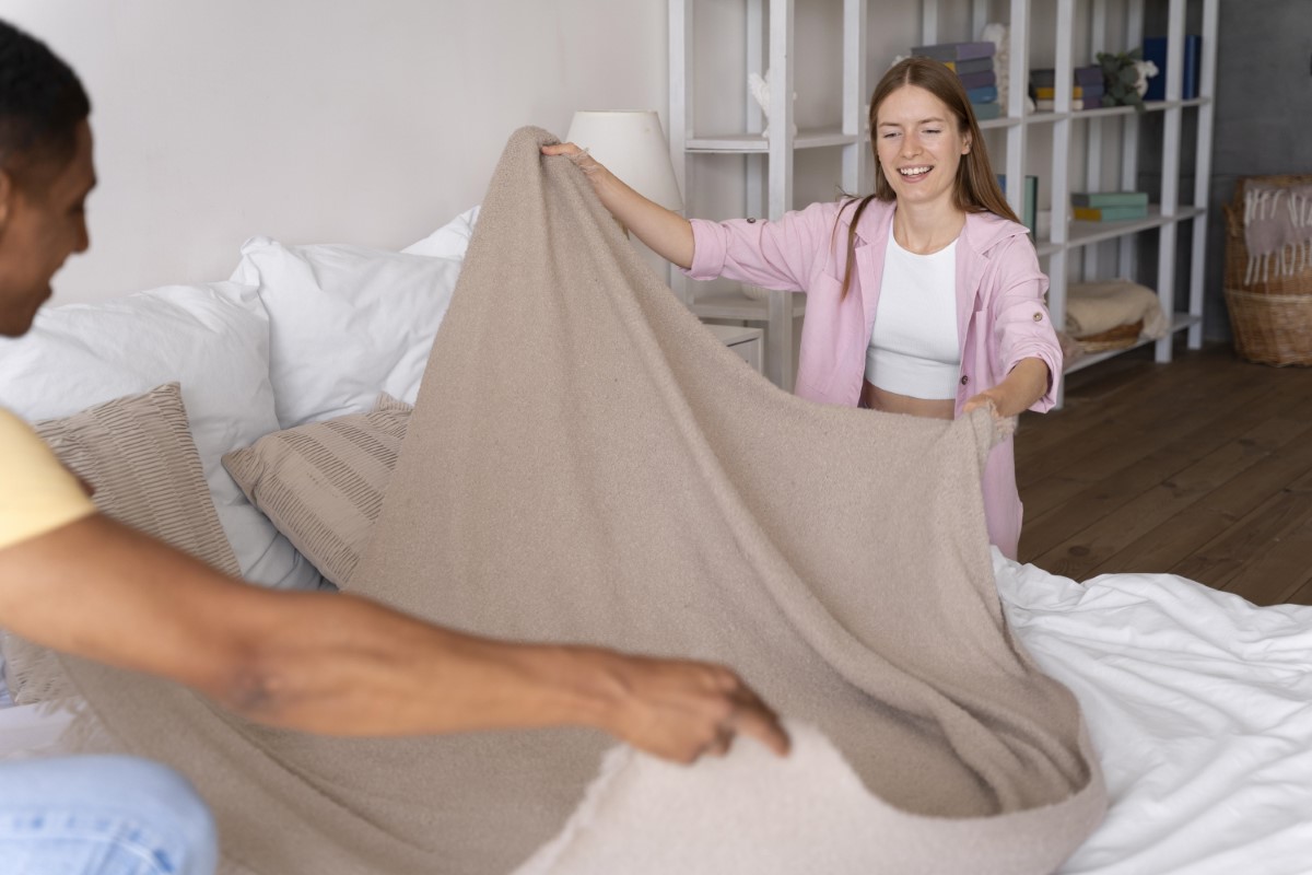 Como tirar pelo de cobertor: 5 formas de se livrar deles
