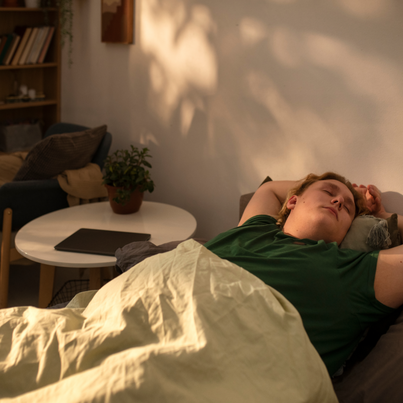 A Soneca da Tarde é Amiga ou Inimiga do Seu Sono Noturno? Entenda a Ciência