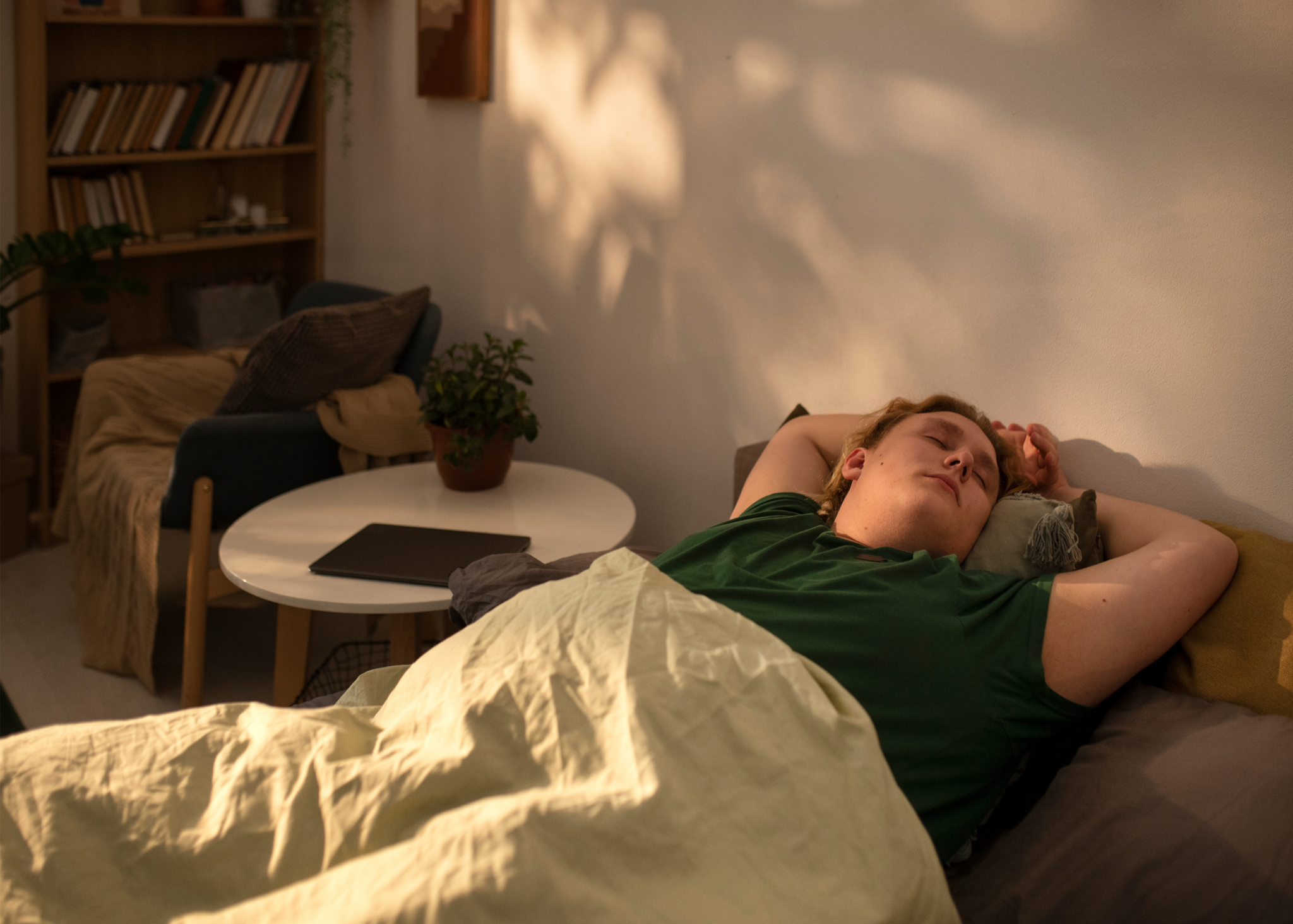 A Soneca da Tarde é Amiga ou Inimiga do Seu Sono Noturno? Entenda a Ciência