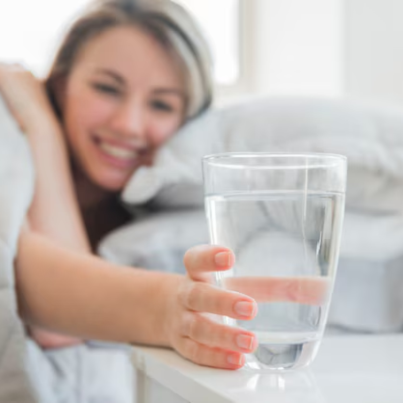 Como a hidratação afeta o sono e qual a quantidade ideal de água para um descanso de qualidade