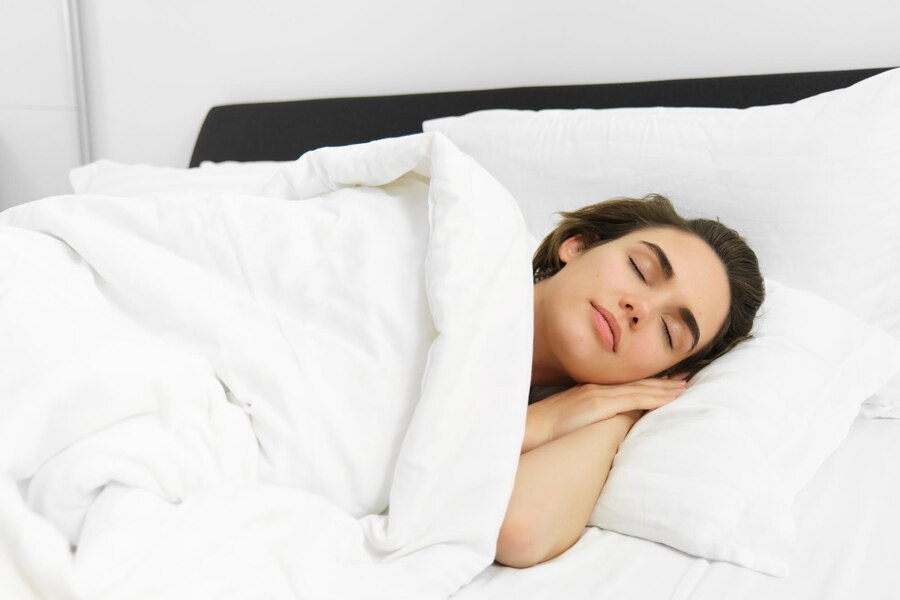 Como os ciclos hormonais afetam o sono das mulheres e como lidar com isso