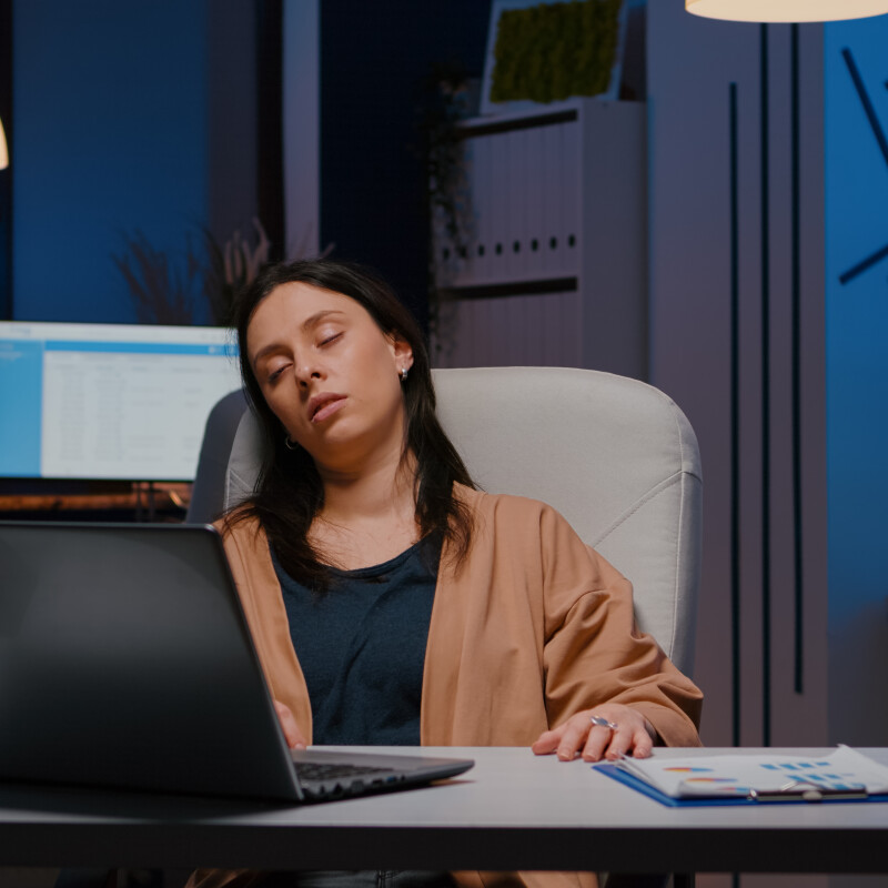 Como a qualidade do sono impacta a produtividade e o desempenho no trabalho