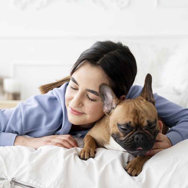 Dormir ao Lado de Pets Prejudica o Sono? Prós e Contras Segundo Especialistas