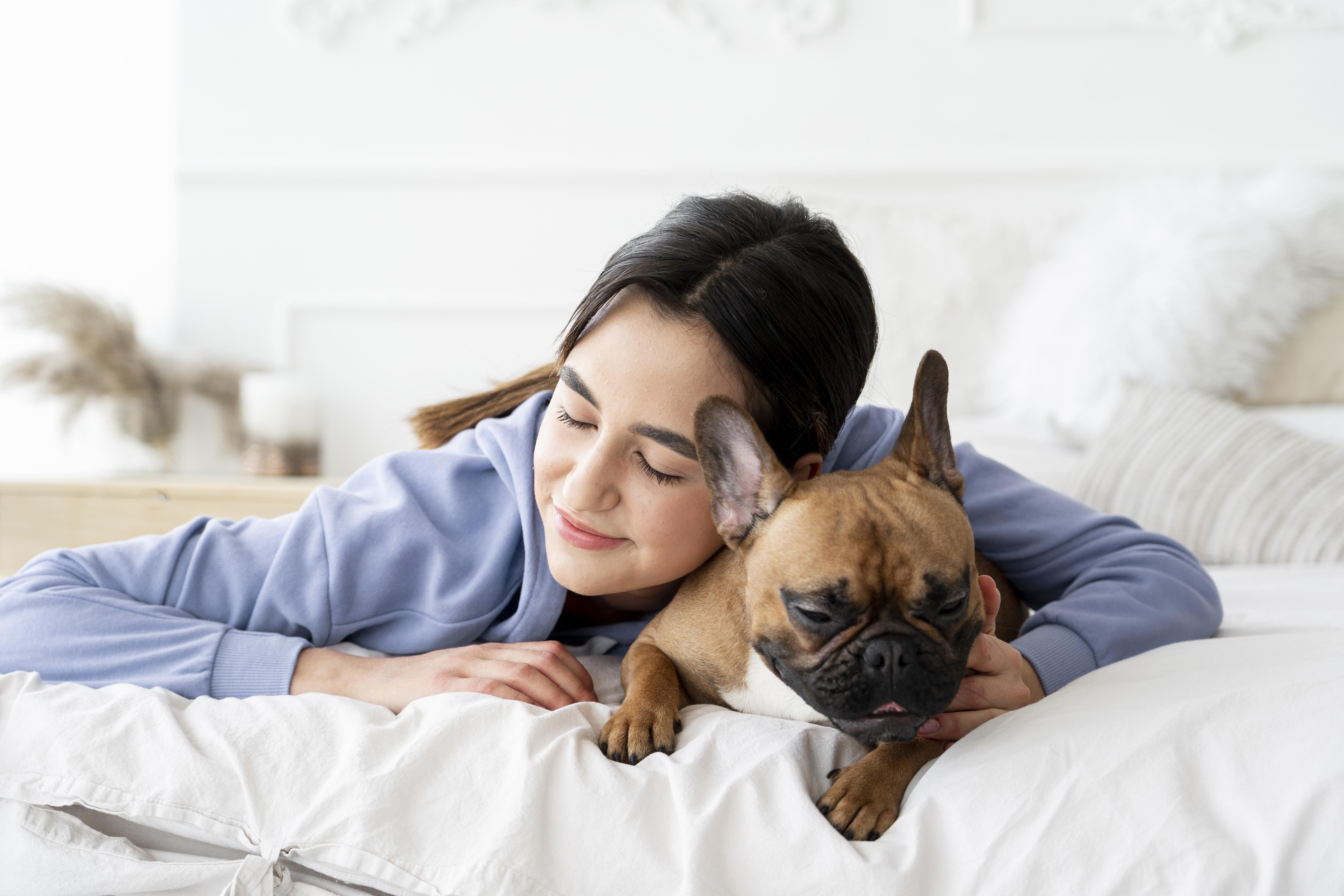 Dormir ao Lado de Pets Prejudica o Sono? Prós e Contras Segundo Especialistas