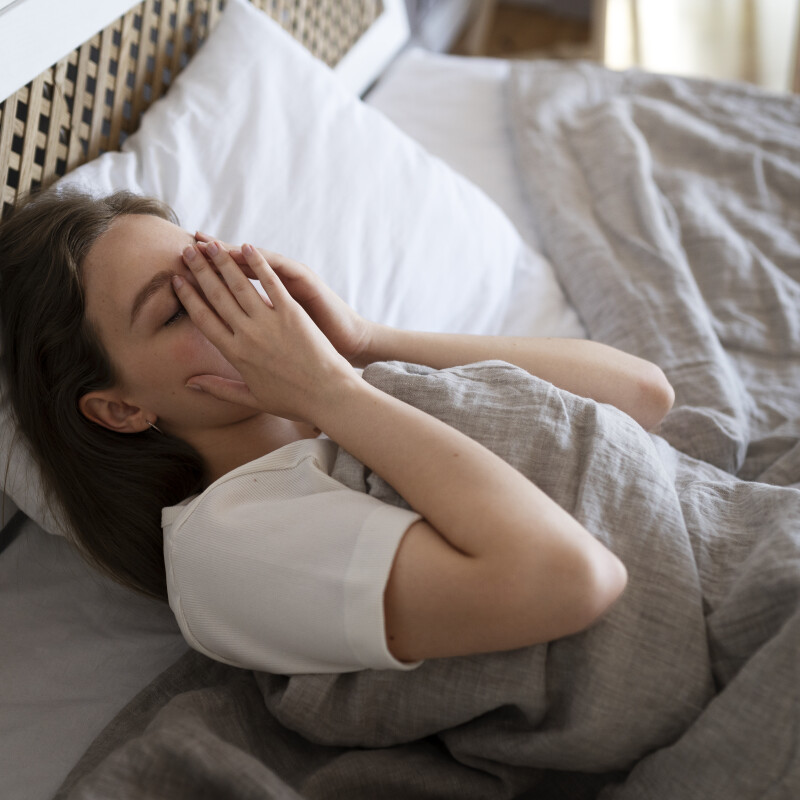 Sono raso: por que você dorme e acorda cansado — e como sair disso