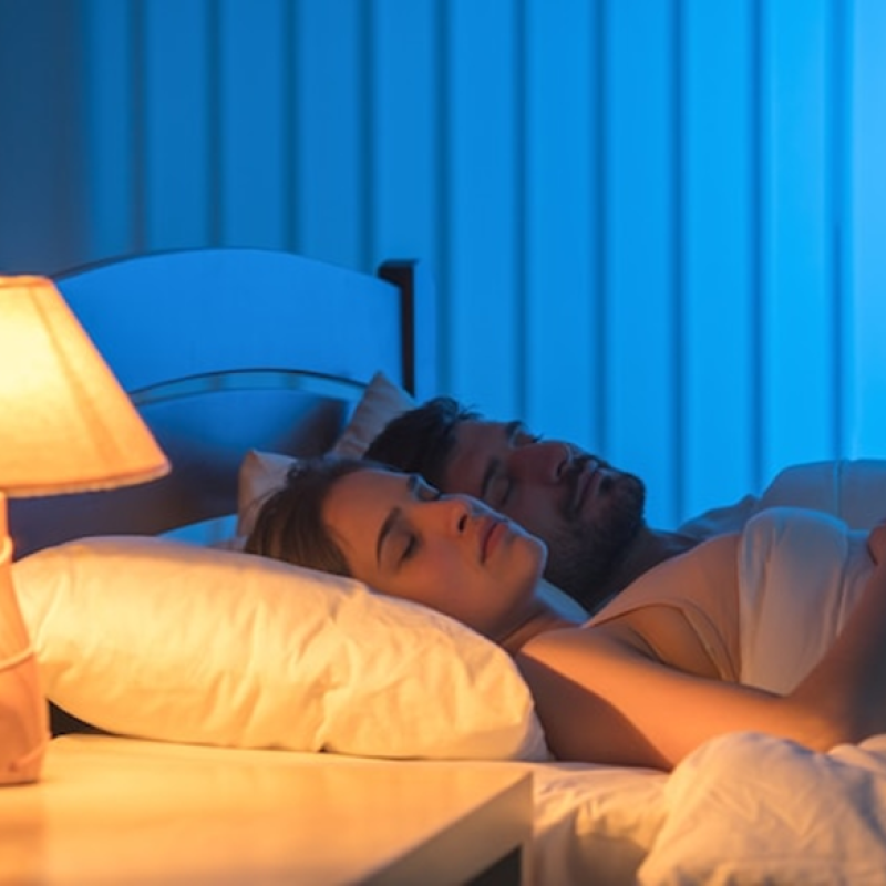 Dormir de Luz Acesa Faz Mal? O Que a Neurociência Revela Sobre a Iluminação Noturna