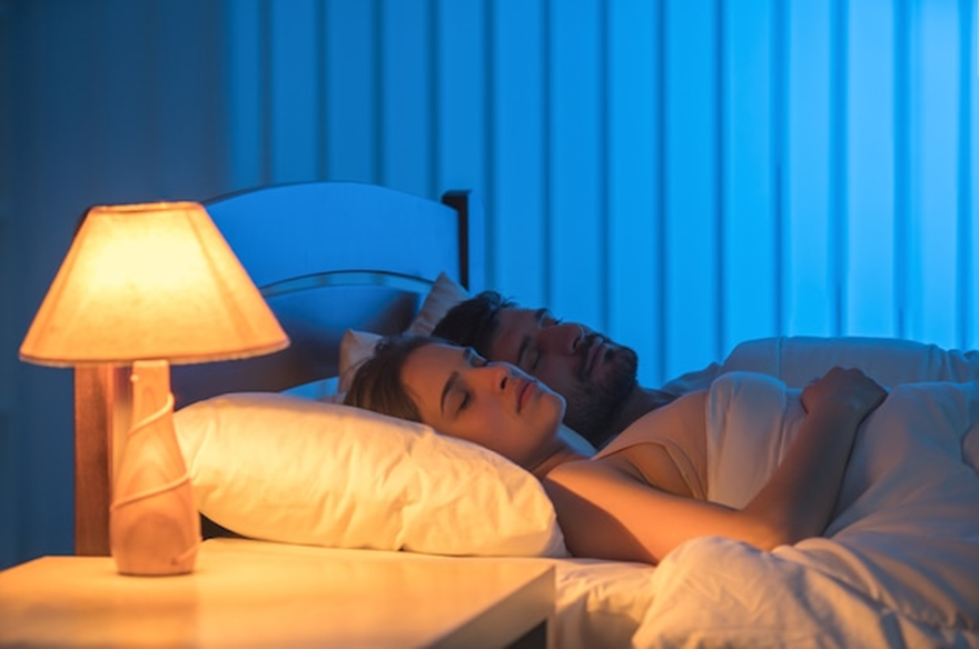 Dormir de Luz Acesa Faz Mal? O Que a Neurociência Revela Sobre a Iluminação Noturna