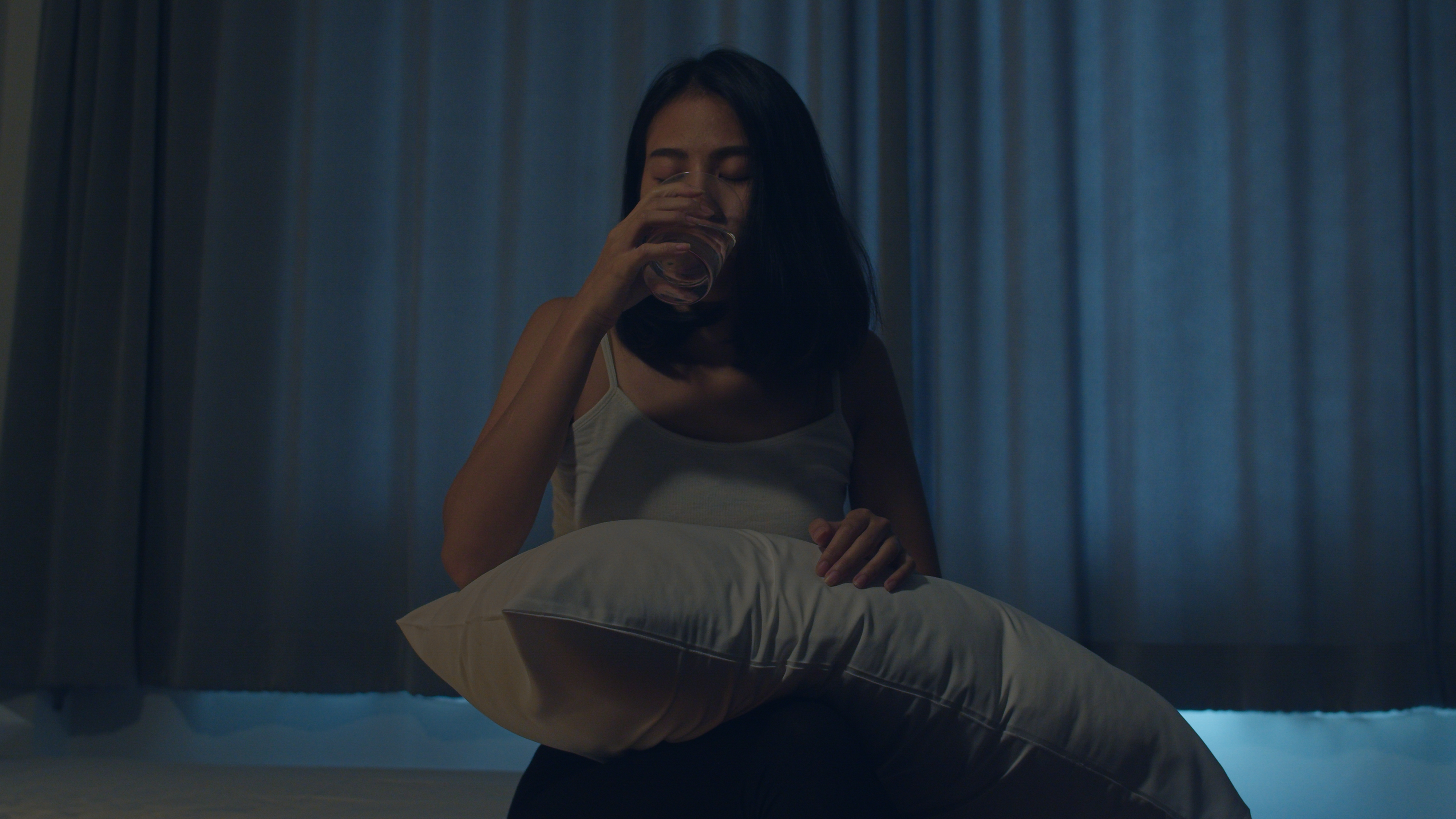 jovem-mulher-asiatica-bonita-que-senta-se-na-cama-toma-o-comprimido-para-dormir-ou-o-remedio-da-noite-no-quarto-mulher-indiana-doente-e-insalubre-sofre-de-insonia-ou-dor-de-cabeca-menina-deprimida-tem-remedios-1.jpg