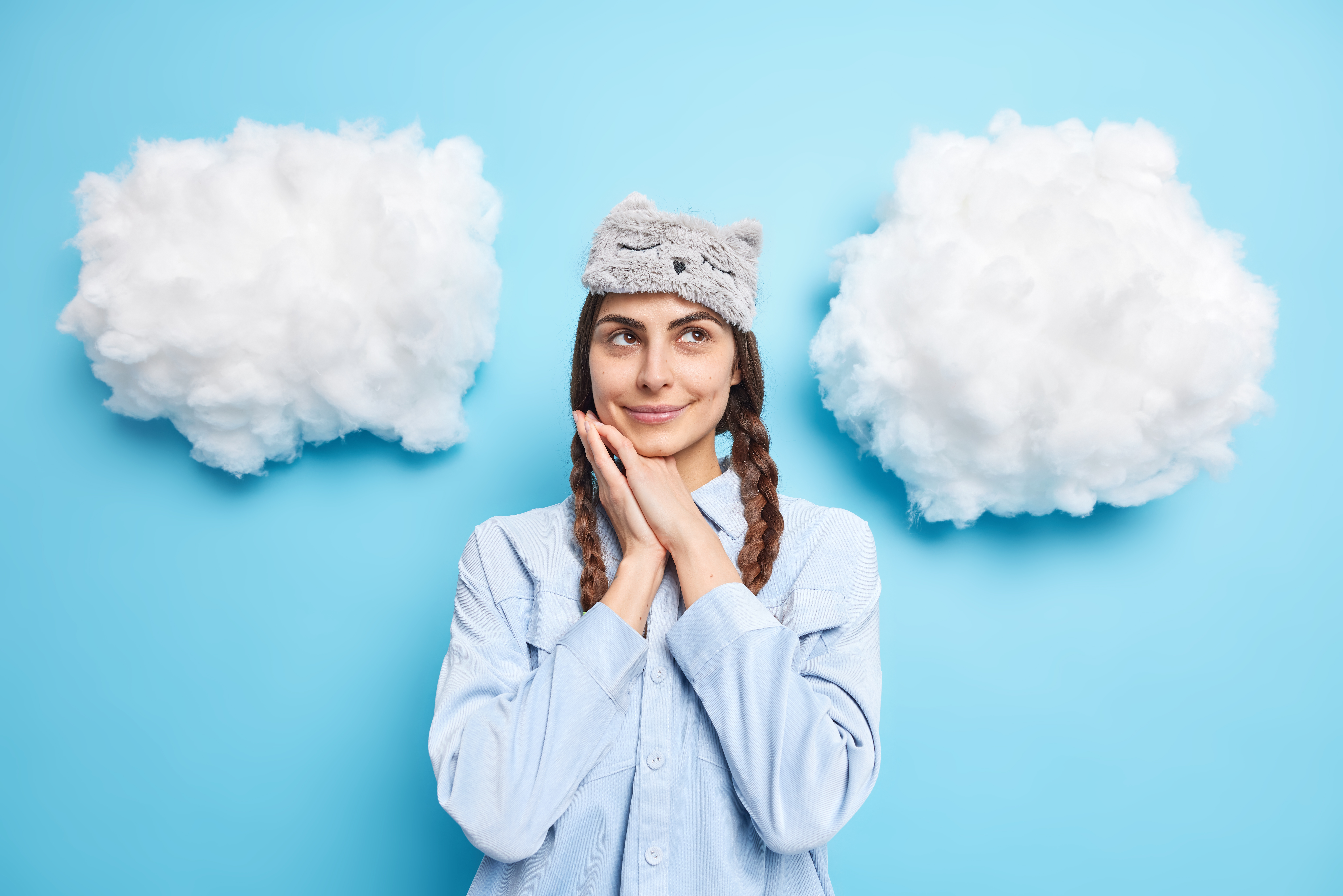 mulher-mantem-as-maos-perto-rosto-concentradas-acima-de-estar-mergulhada-em-pensamentos-e-usa-roupas-casuais-em-poses-contra-o-azul.jpg