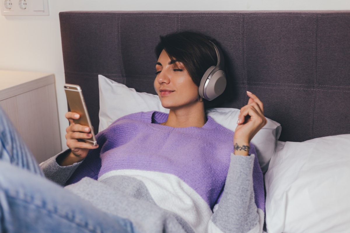 Músicas para dormir rápido: descubra se funcionam e veja dicas