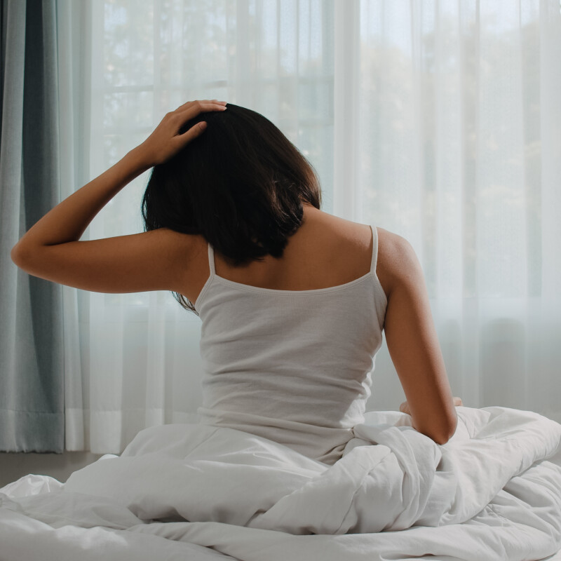 Acordar com dor nas costas: 7 causas comuns e o que fazer hoje