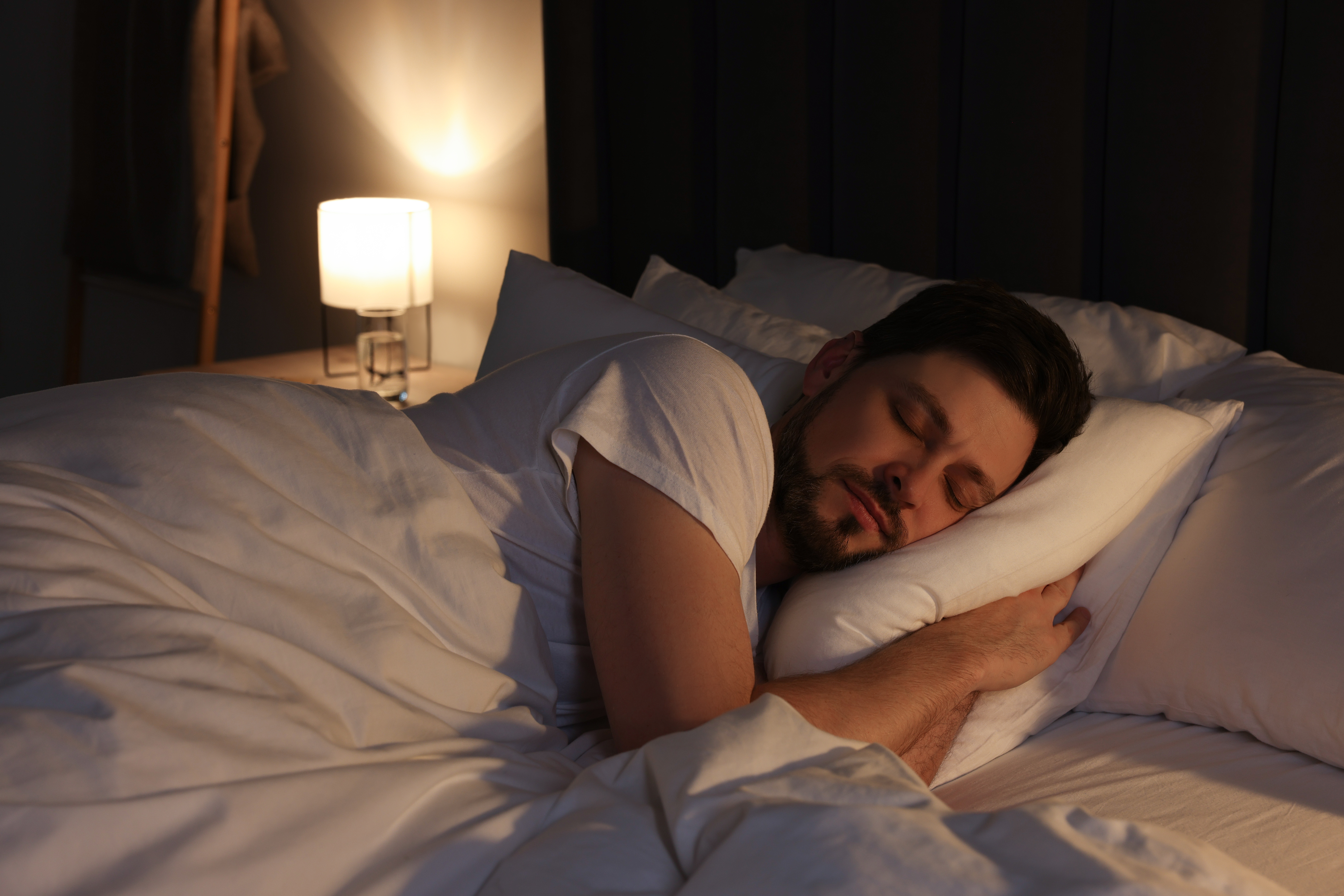 um-homem-bonito-dormir-na-cama-a-noite.jpg