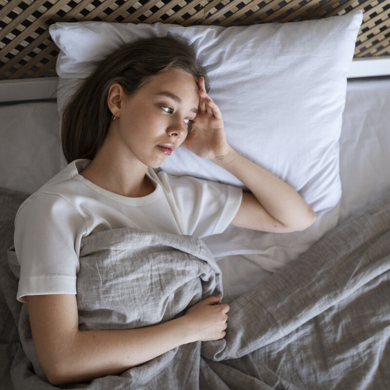 Sono raso: por que você dorme e acorda cansado (e como mudar isso)